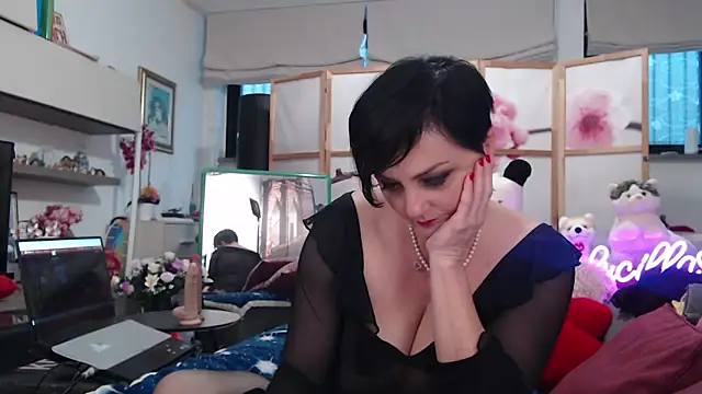 lucillabollente online show from February 24, 7:07 am