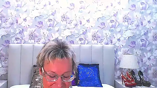 MilfyMommyXX online show from March 18, 5:45 am