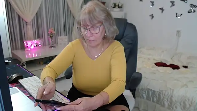 Snapshot of Ghertrude52 chatting on October 19, 4:25 am Ghertrude52 online show from October 19, 4:25 am