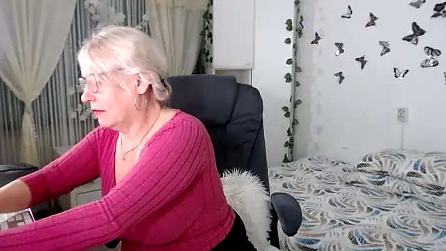 Ghertrude52 online show from April 28, 3:43 am