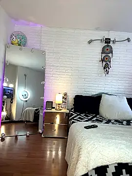 hollythomson online show from January 17, 9:11 pm