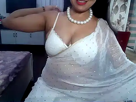 Snapshot of yourradhika chatting on October 6, 6:41 am yourradhika online show from October 6, 6:41 am