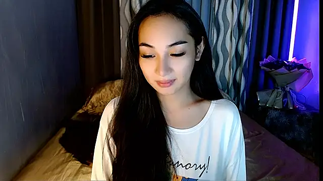 SweetLilly 18 online show from May 6, 3:21 am
