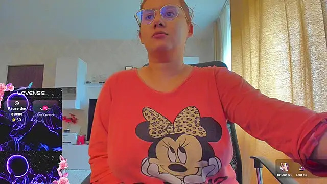 Snapshot of hot_evil_queen chatting on October 12, 8:39 am hot evil queen online show from October 12, 8:39 am