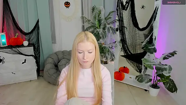 Laly Peach online show from October 20, 4:10 pm