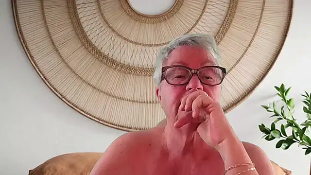 GrannyChrissy68 online show from April 27, 2:47 pm