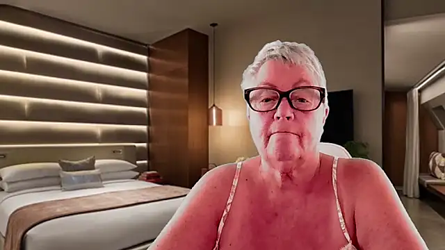 GrannyChrissy68 online show from February 5, 5:49 pm