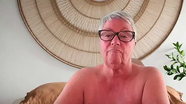 GrannyChrissy68 online show from May 1, 9:29 pm