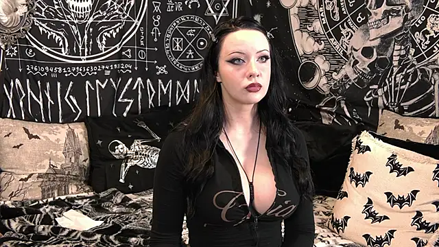 EVILYN online show from May 13, 6:13 pm