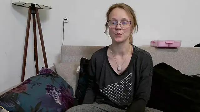 little-leni online show from March 17, 8:13 pm