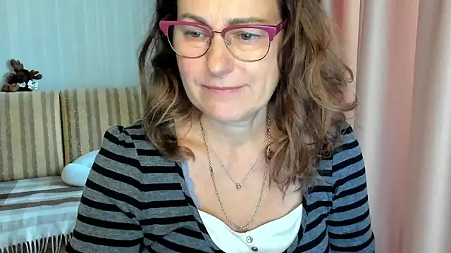 Snapshot of lauraoven chatting on October 18, 8:17 am lauraoven online show from October 18, 8:17 am