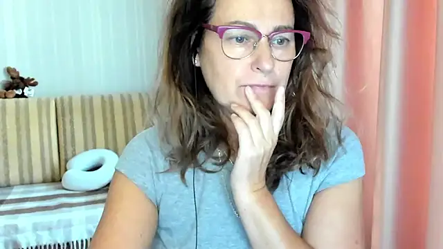 Snapshot of lauraoven chatting on October 19, 12:51 pm lauraoven online show from October 19, 12:51 pm