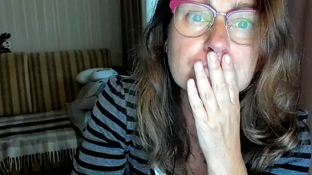 Snapshot of lauraoven chatting on October 2, 2:33 pm lauraoven online show from October 2, 2:33 pm