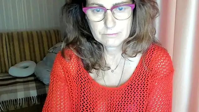 Snapshot of lauraoven chatting on October 15, 9:45 am lauraoven online show from October 15, 9:45 am