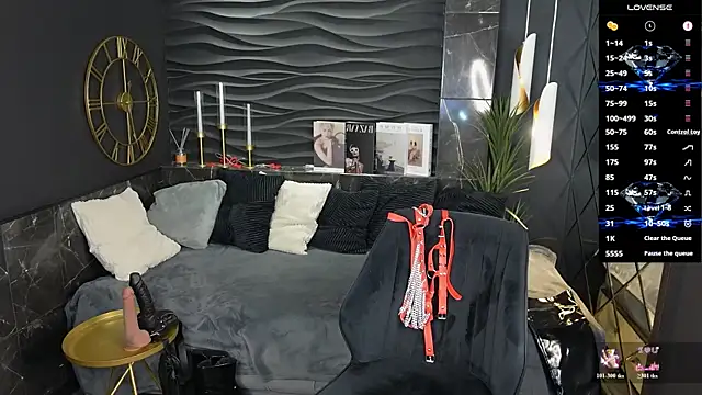 KylieMellow online show from April 27, 1:30 pm