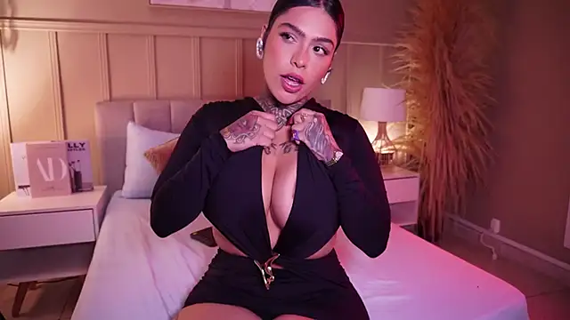 curvyliciousss online show from June 18, 5:40 pm