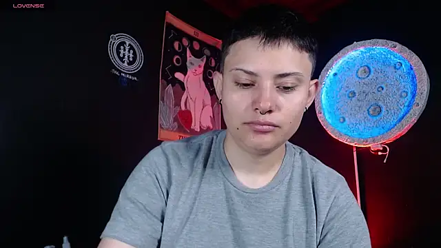 girl intense444 online show from July 17, 1:37 pm