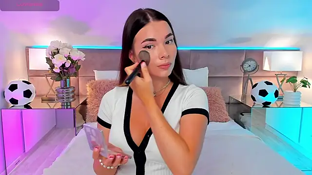 MiaMuse online show from July 3, 7:20 pm