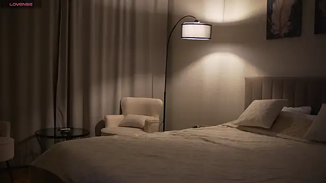 Danielle Thomas online show from September 28, 1:23 am