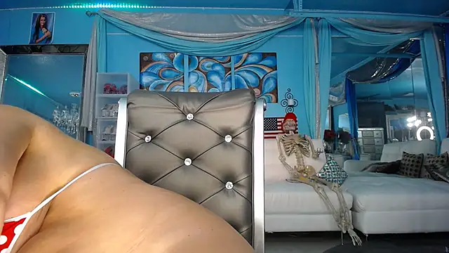Snapshot of ADRIANNA_FOX chatting on October 4, 2:43 pm ADRIANNA FOX online show from October 4, 2:43 pm