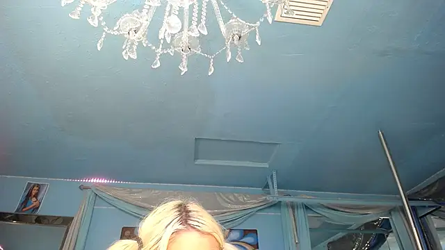 ADRIANNA FOX online show from November 30, 8:18 am