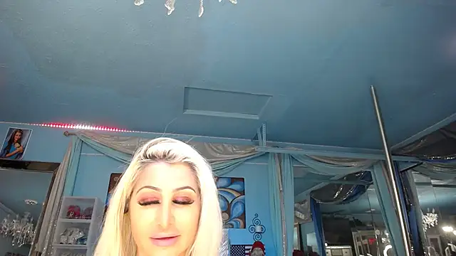Snapshot of ADRIANNA_FOX chatting on September 23, 10:35 am ADRIANNA FOX online show from September 23, 10:35 am