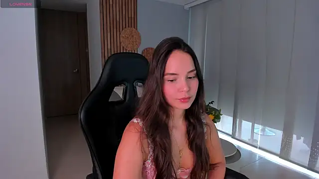 AnnieHallX online show from December 3, 9:50 pm