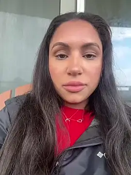 MeghanXO online show from June 18, 1:05 pm
