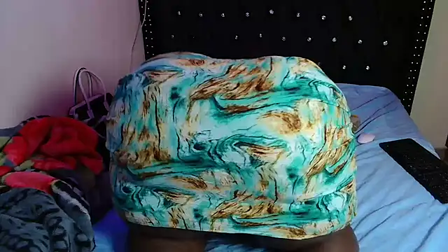 Toomuchbooty33 online show from December 16, 6:52 am