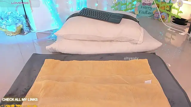 ohyesly  online show from April 29, 9:12 am