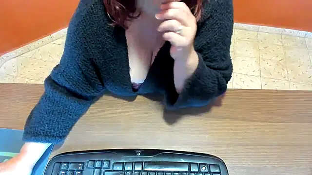 NikkiHolland online show from April 30, 7:24 am