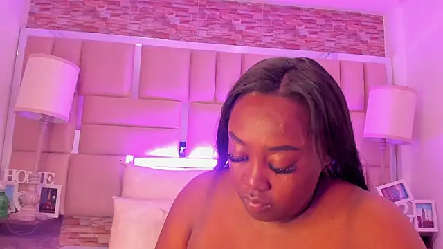 ShaniaBrownn online show from November 21, 7:49 pm