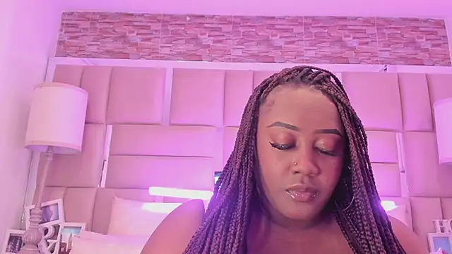 ShaniaBrownn online show from June 19, 8:23 pm