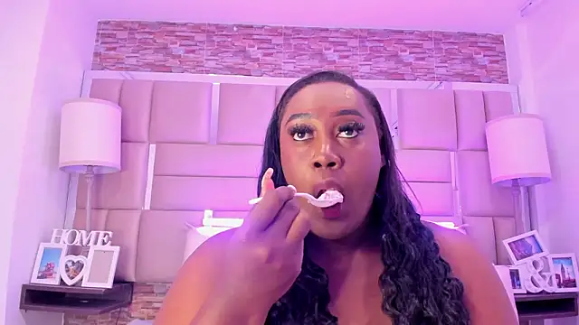 ShaniaBrownn online show from March 10, 7:40 pm