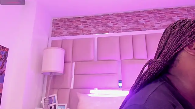 ShaniaBrownn online show from April 29, 7:52 pm