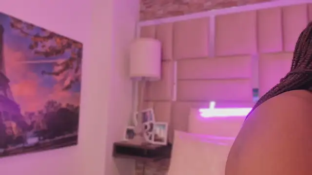 ShaniaBrownn online show from June 6, 7:53 pm