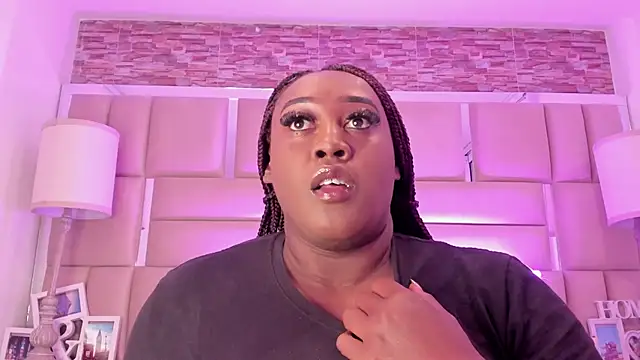 ShaniaBrownn online show from May 5, 7:39 pm