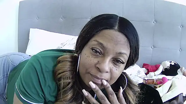 MSweetLindaParks online show from June 3, 4:45 pm
