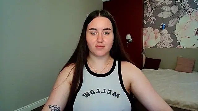 Roxie Bradley online show from July 8, 7:32 am