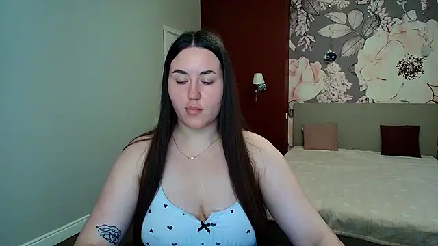 Roxie Bradley online show from July 31, 6:03 am