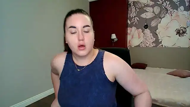 Roxie Bradley online show from June 17, 6:48 am