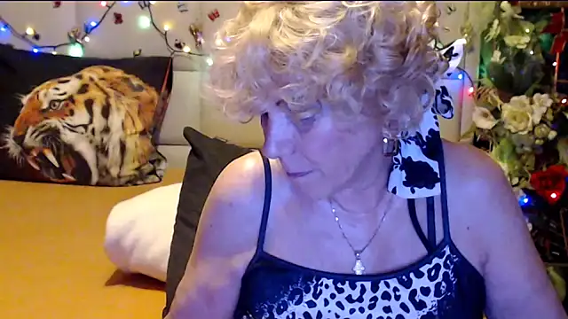 HappyWomanOn online show from February 14, 9:28 pm