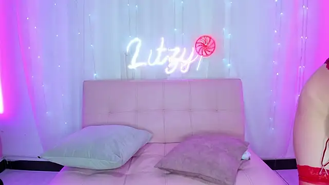 Snapshot of Litzy1_ chatting on October 11, 1:43 am Litzy1 online show from October 11, 1:43 am