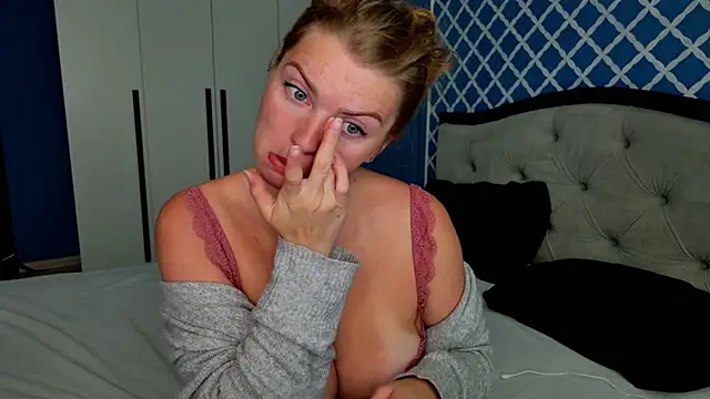 Busty Redhead online show from June 21, 5:11 am