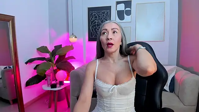  Nicoletteshea  online show from May 9, 5:04 pm