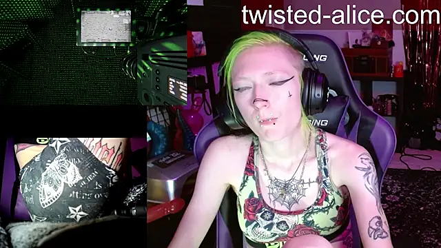 alicewonder09 online show from May 3, 4:05 am