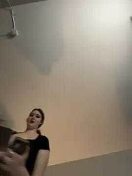 Snapshot of Snowbunnycake_131 chatting on October 29, 10:12 pm Snowbunnycake 131 online show from October 29, 10:12 pm