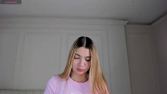 NiaHolland online show from April 25, 8:28 pm