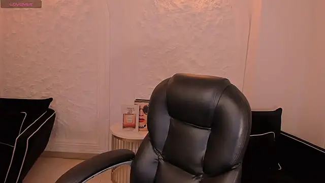 MollyJones  online show from July 5, 12:00 pm