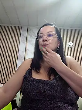 Sonialorens  online show from June 27, 8:04 pm